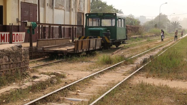 非洲国家刚果发生火车脱轨事故 至少60人丧命