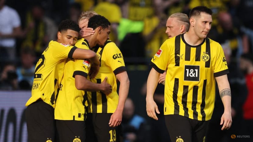 Dortmund beat Gladbach 5-2 to keep alive title hopes