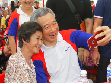 PM Lee Hsien Loong taking a wefie with a resident in Teck Ghee, Jan 31, 2016.
