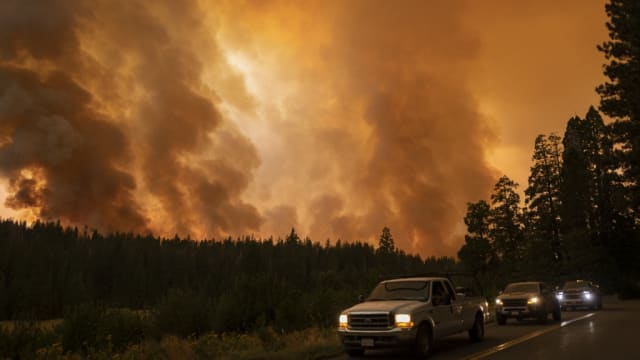 加州林火蔓延影响2000栋房屋 数千人被疏散