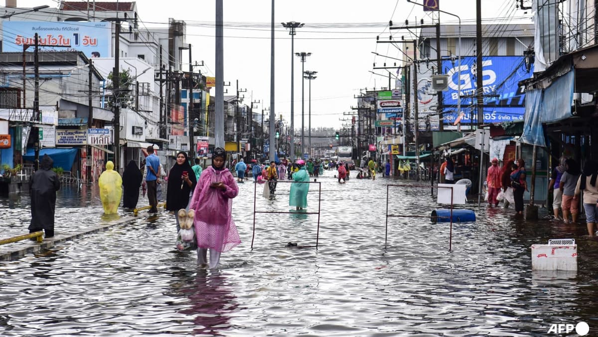 Thailand flooding kills nine, displaces thousands Thailand flooding kills nine, displaces thousands