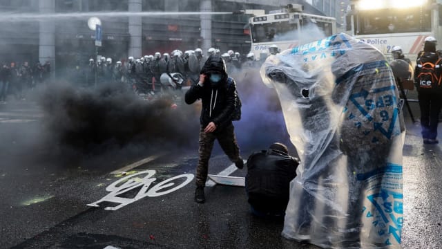 比利时抗议防疫限制措施示威 演变成警民冲突