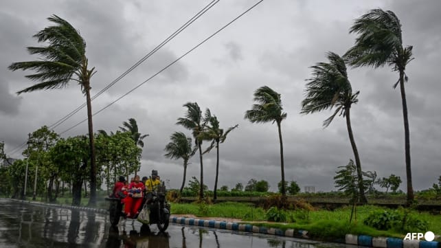 Two dead as cyclone batters Bangladesh and India