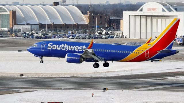 美国冬季风暴导致12个州属断电 逾2000趟航班被取消