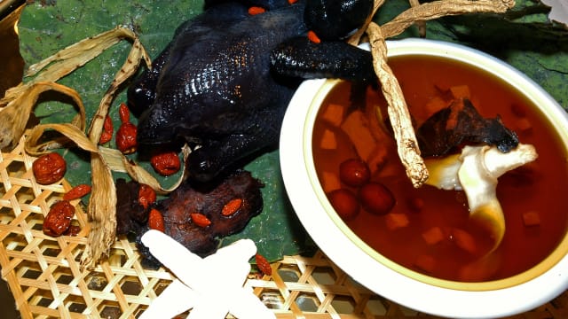 药膳食谱：何首乌参芪乌鸡汤