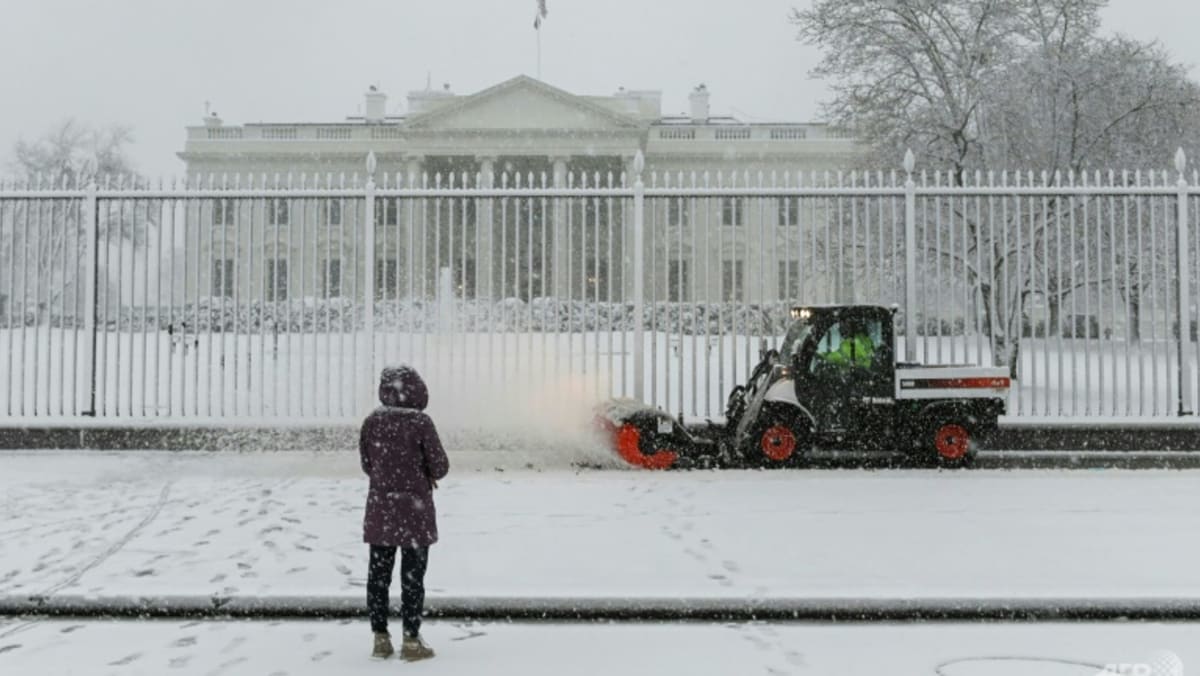 Badai salju menerjang timur AS, menambah kekacauan liburan