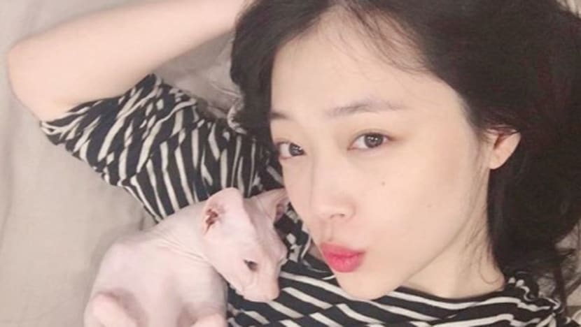 Sulli Reassures Fans of Her Recent Wrist Injury