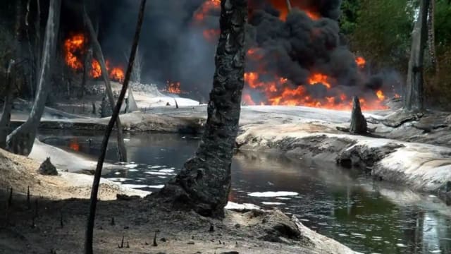 尼日利亚非法炼油厂爆炸起火 至少80人死亡