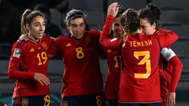 西班牙足球总会会长强吻女球员 引起国内民众抨击