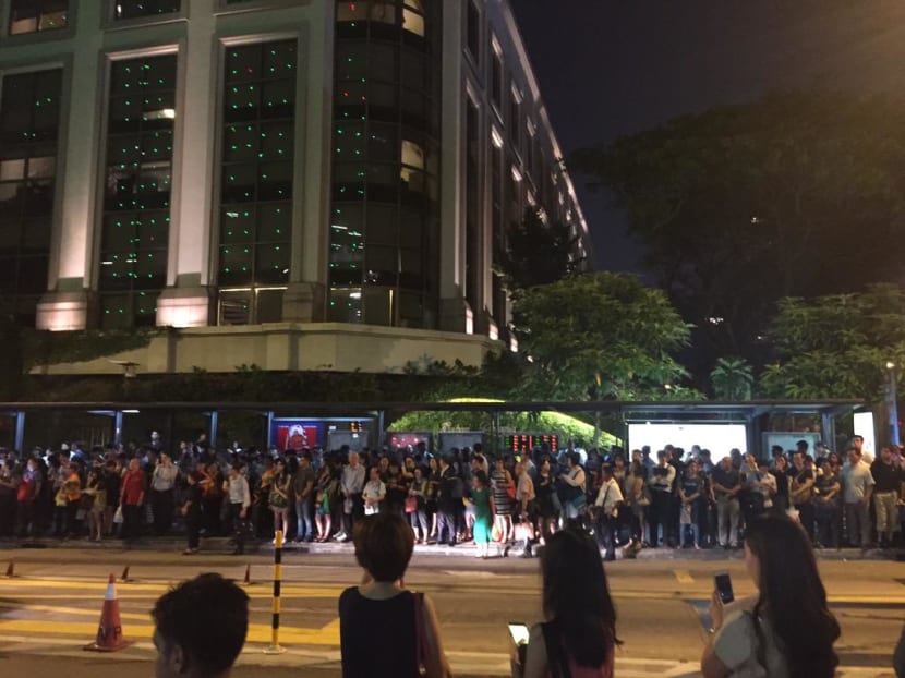 MRT breakdown: North-South, East-West lines down for hours MRT breakdown: North-South, East-West lines down for hours