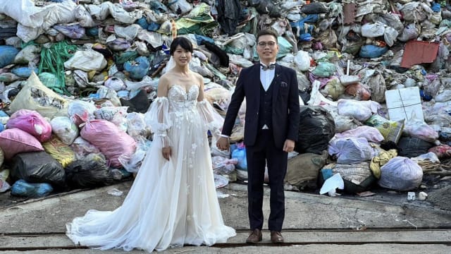 最有味道的婚紗照？台湾新人垃圾山拍婚纱 