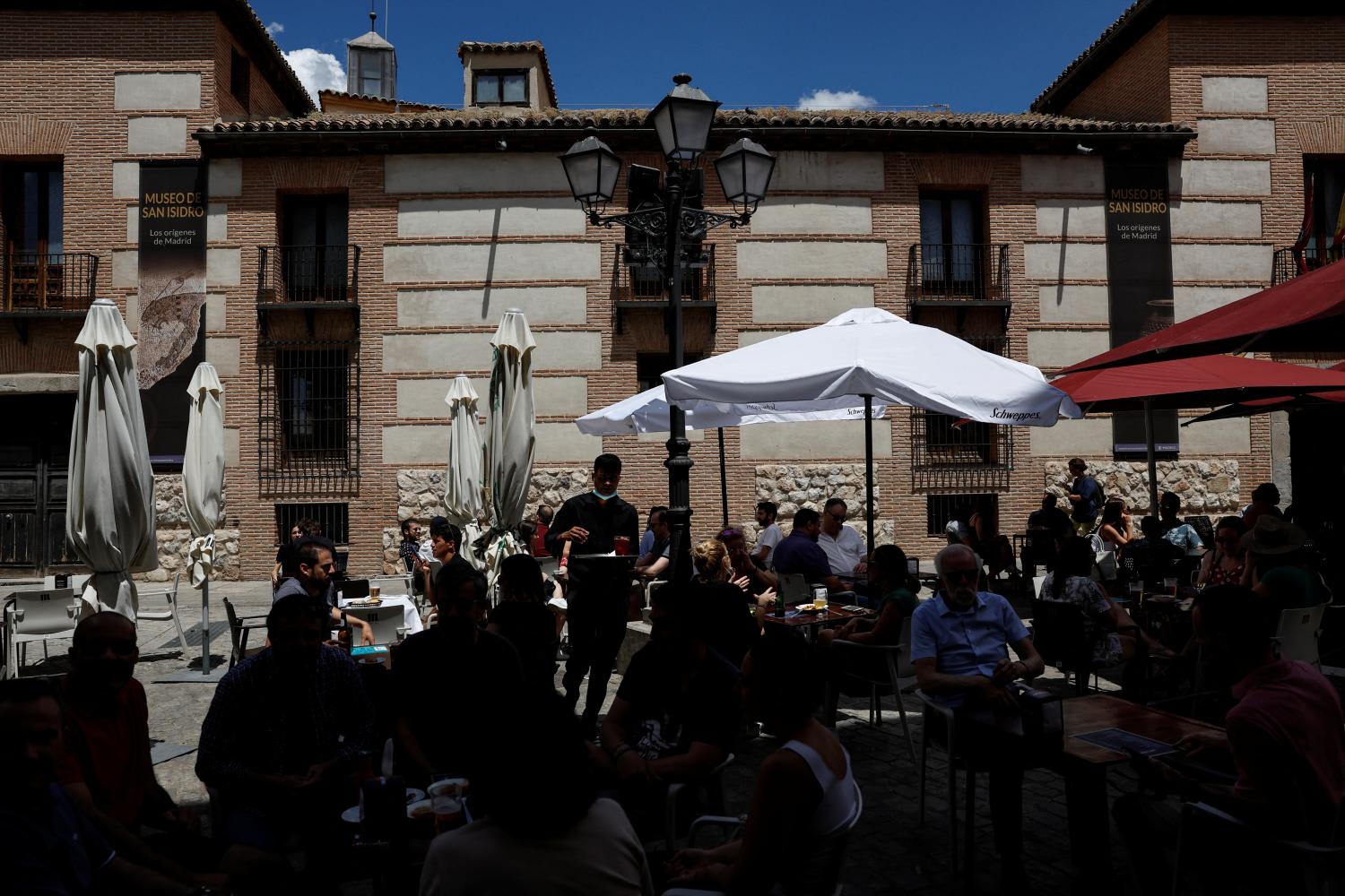 <p>A&nbsp;waiter&nbsp;works&nbsp;at a&nbsp;crowded&nbsp;restaurant&nbsp;terrace&nbsp;in&nbsp;central&nbsp;Madrid,&nbsp;Spain on June&nbsp;4,&nbsp;2022.&nbsp;</p>
