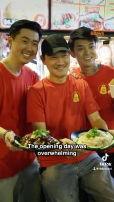 New chicken rice stall Singabola is nothing to cluck with! Opened by influencer Simonboy & veteran actor Peter Yu, it serves a unique XL-sized fried chicken rice ball loaded with chicken meat and braised egg. 🐓🥚

📍 Singabola Chicken Rice
Lepak One Corner @ Canberra
1001 Yishun Industrial Park A, 
#01-1001, S768743
