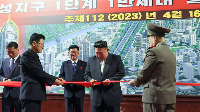 朝鲜万套住房项目一期工程竣工 金正恩出席仪式