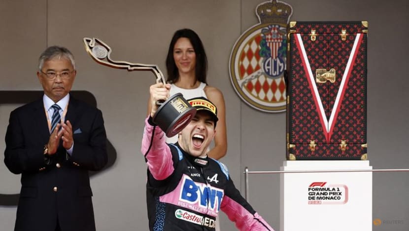 Clarkson delivers 1,000 beers by tractor to Alpine F1 team