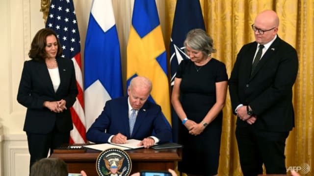 拜登签署芬兰瑞典加入北约议定书