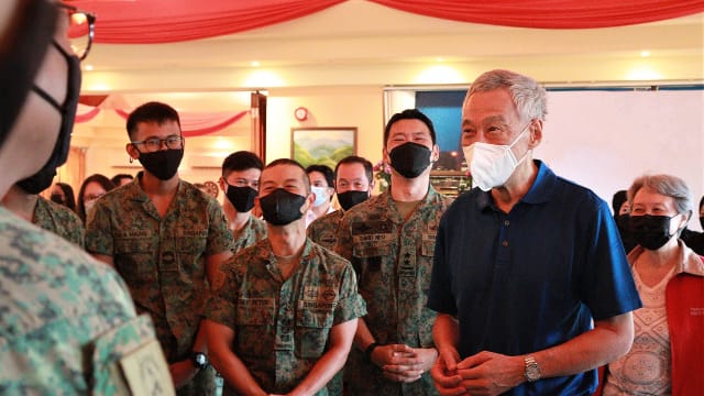 李总理参观新加坡武装部队在文莱淡布隆设施