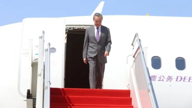 中国外长王毅抵柬埔寨金边 开启为期三天正式访问