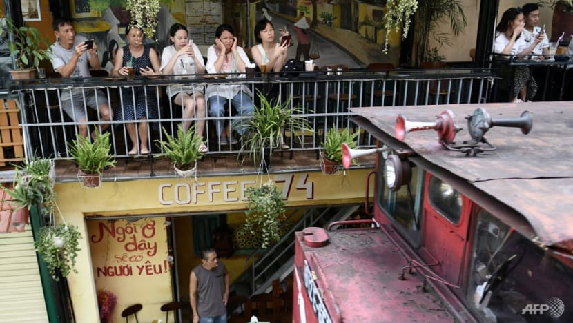 Vietnam’s train cafes ordered to shut down after tourists return Vietnam’s train cafes ordered to shut down after tourists return