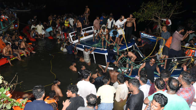 印度南部一艘双层游船倾覆 至少22人死亡