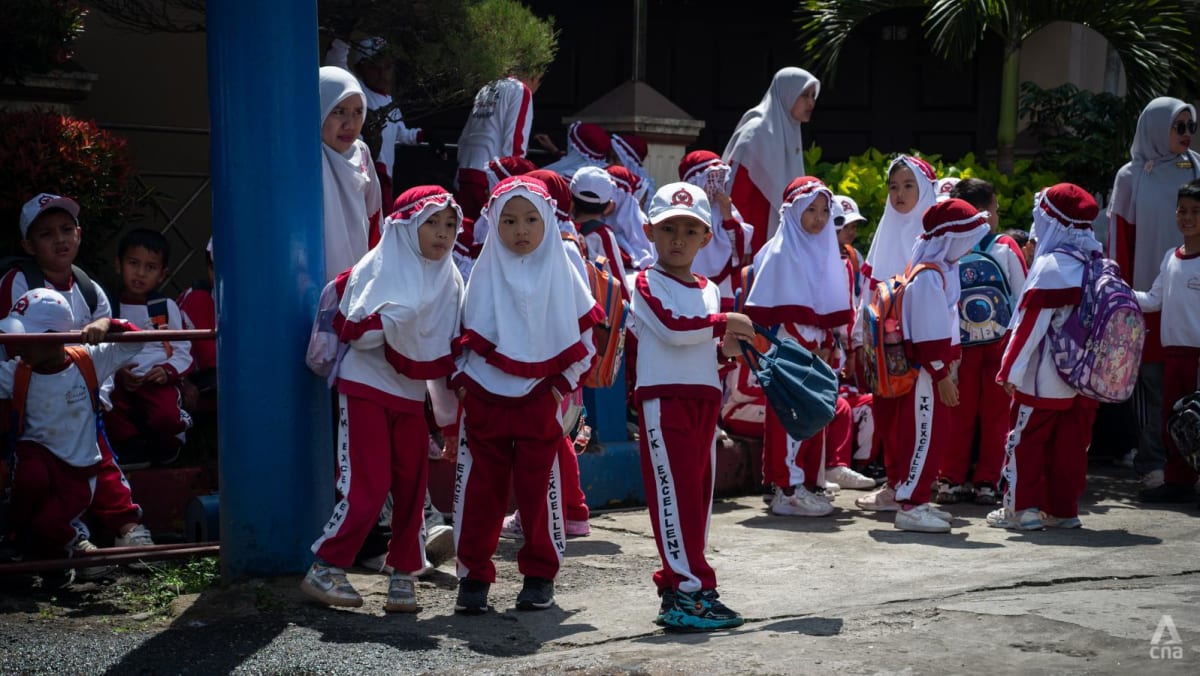 Islam Politik: Aturan Jilbab dan Kelompok Terpisah – Agama Membentuk Kembali Norma Sosial di Malaysia, Indonesia