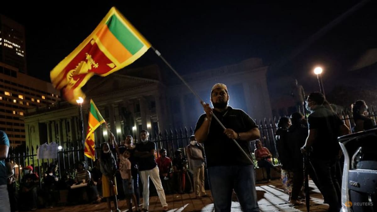 Partai-partai Sri Lanka mencari pemerintahan sementara dengan PM baru saat pembicaraan IMF membayangi