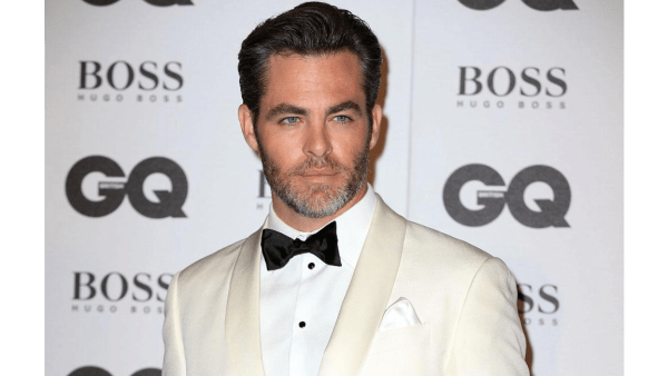 Chris Pine uses a flip phone 8days