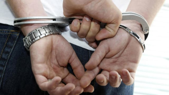 涉嫌持械抢劫淡滨尼便利店 两名男子遭警逮捕