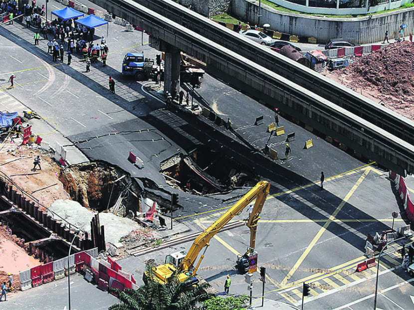 Part of the road at the intersection of Jalan Padu and Jalan Hang Tuah in Kuala Lumpur sank, disrupting traffic.  PHOTO: MALAY MAIL ONLINE