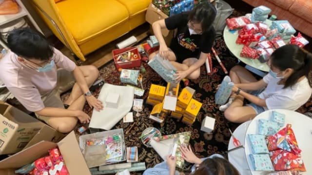 客工福利组织策划包礼物派对 送出1万份圣诞礼物 
