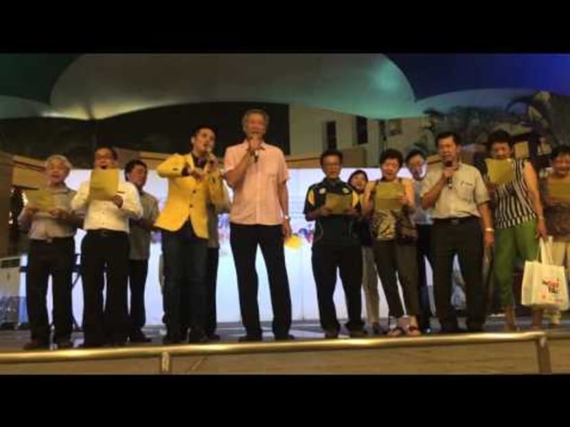 Dr Ng Eng Hen sings at Toa Payoh Central Xin Yao Night