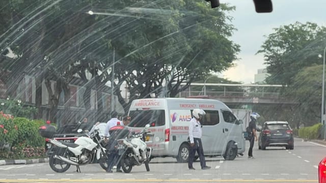 巴耶利峇路摩托车和汽车相撞 骑士送院 司机助查