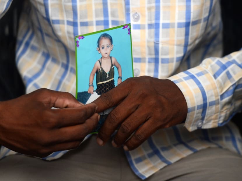 Mohammad Zahid, who lost his five-and-a-half year old daughter Khushi, holds his daughter's photograph in Gorakhpur in the Indian state of Uttar Pradesh, on August 14, 2017. Photo: AFP
