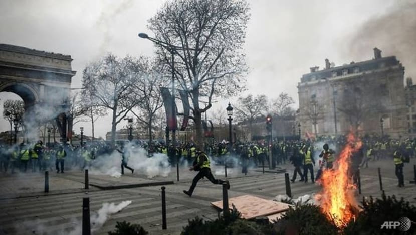 Lebih 1,700 ditahan dalam bantahan 'baju kuning' di Perancis