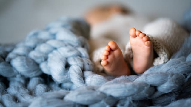 涉拿枕头压女婴脸致其窒息而死 男子被控