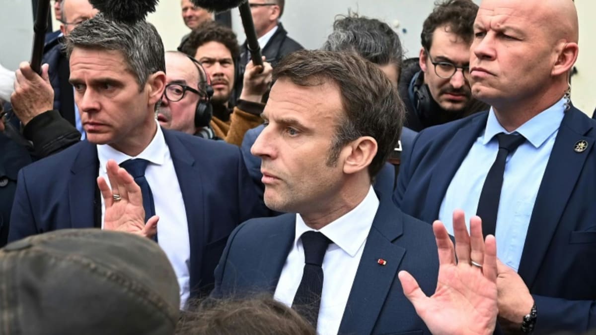 Macron dicemooh oleh warga Prancis yang marah setelah menandatangani reformasi pensiun