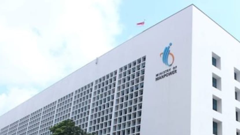 Hak istimewa pas kerja majikan digantung, jika enggan patuh makluman cuti MOM untuk kakitangan positif COVID-19 Hak istimewa pas kerja majikan digantung, jika enggan patuh makluman cuti MOM untuk kakitangan positif COVID-19
