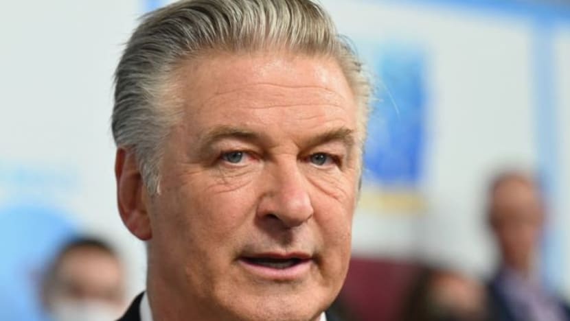 Alec Baldwin tertembak mati sinematografer, cederakan pengarah guna pistol prop di set filem Alec Baldwin tertembak mati sinematografer, cederakan pengarah guna pistol prop di set filem