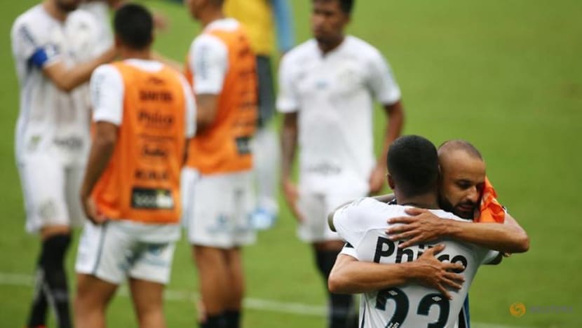 Football: Santos score stoppage-time penalty to grab point against Gremio Football: Santos score stoppage-time penalty to grab point against Gremio