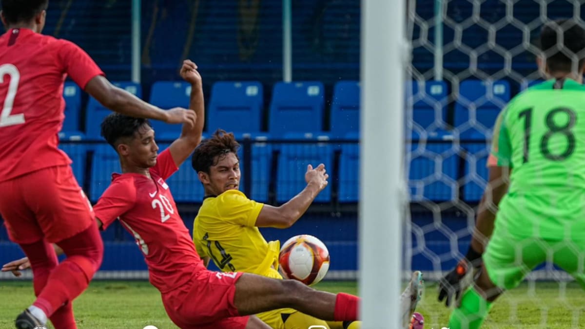 新加坡足球运动员在几十年来最严重的东南亚运动会失利中以 7-0 击败马来西亚