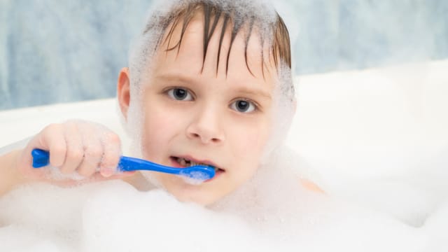 爱在洗澡时刷牙？牙医劝告不要