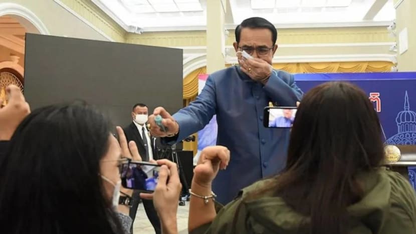 Thai prime minister sprays reporters with disinfectant Thai prime minister sprays reporters with disinfectant