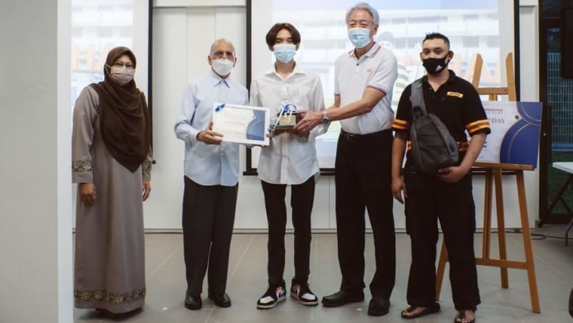 13 bekas penghuni RKM terima biasiswa berjumlah S$19,400 untuk lanjutkan pendidikan 13 bekas penghuni RKM terima biasiswa berjumlah S$19,400 untuk lanjutkan pendidikan