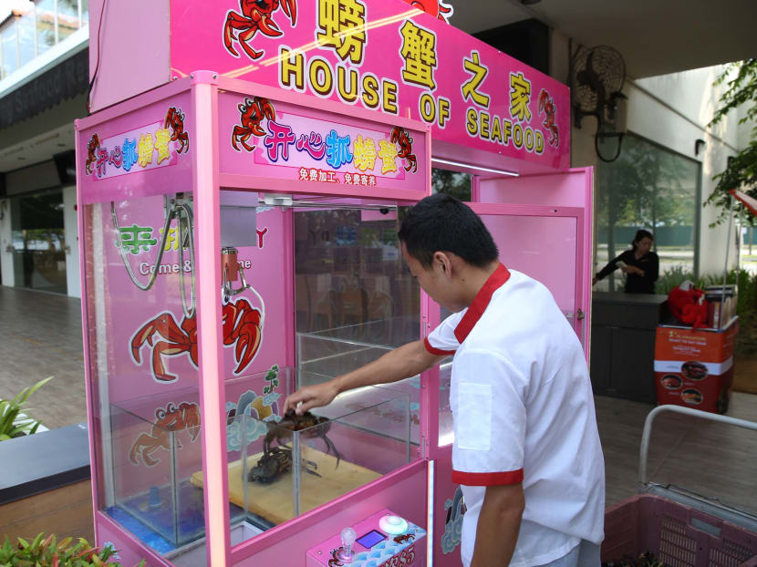 Over the past week, from 5pm to 10pm daily, customers who visited the House of Seafood at Punggol Point Road could pay S$5 to use the claw machine.