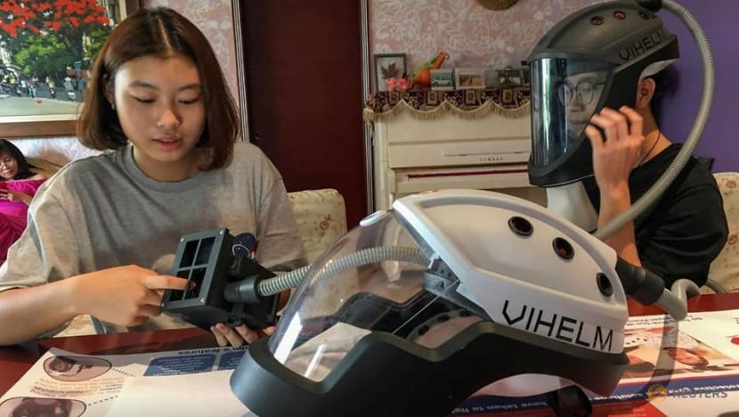 Snack, scratch in safety: New COVID-19 helmet brings comfort to frontline workers Snack, scratch in safety: New COVID-19 helmet brings comfort to frontline workers