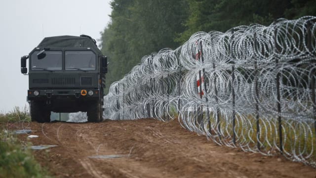 波兰在同俄接壤边界筑栅栏 防止非法移民通入