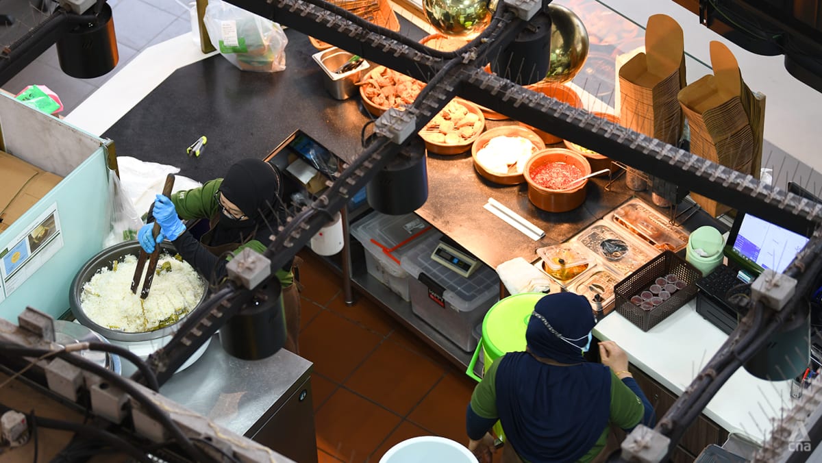 Pekerja layanan makanan menerima kenaikan gaji mulai 1 Maret berdasarkan model upah progresif