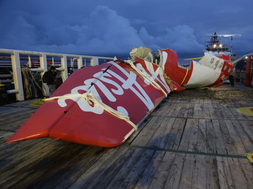Parts of AirAsia Flight 8501 is seen on the deck of rescue ship Crest Onyx at Kumai port in Pangkalan Bun, Indonesia, Jan 11, 2015. Photo: AP