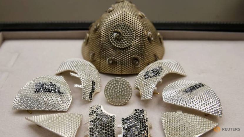 Jeweller makes US$1.5 million gold COVID-19 mask for art collector Jeweller makes US$1.5 million gold COVID-19 mask for art collector