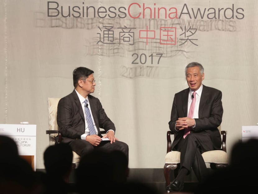 Mr Robin Hu (L) Board of Directors, Business China and Prime Minister Lee Hsien Loong (R) speak at Business China's 10 Anniversary and Business China Awards 2017 on 14 July 2017. Photo: Wee Teck Hian/TODAY